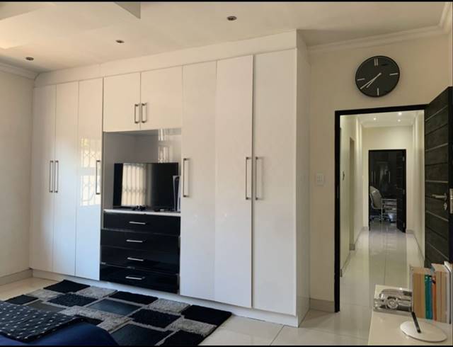 4 BEDROOM HOUSE FOR SALE IN OOS EINDE
